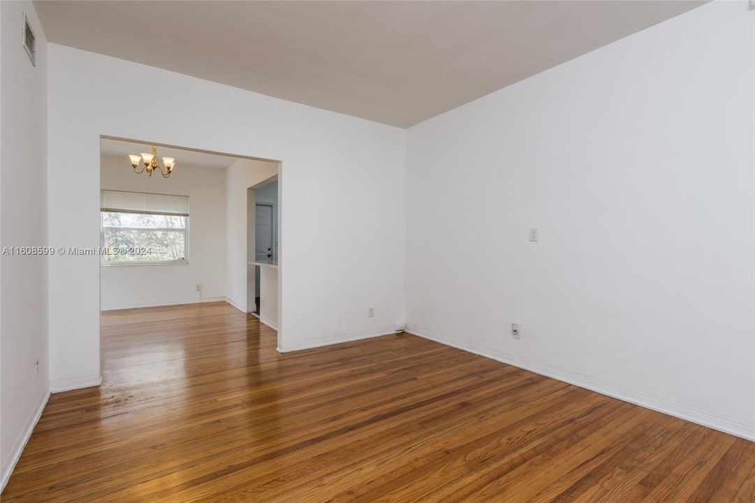 For Sale: $318,000 (2 beds, 1 baths, 846 Square Feet)