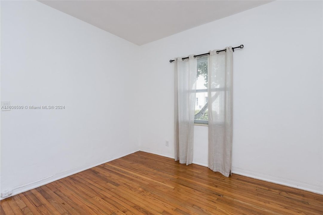 For Sale: $318,000 (2 beds, 1 baths, 846 Square Feet)