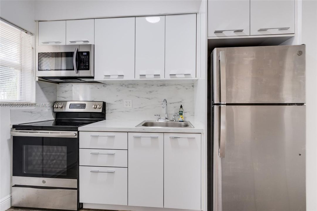 For Sale: $318,000 (2 beds, 1 baths, 846 Square Feet)