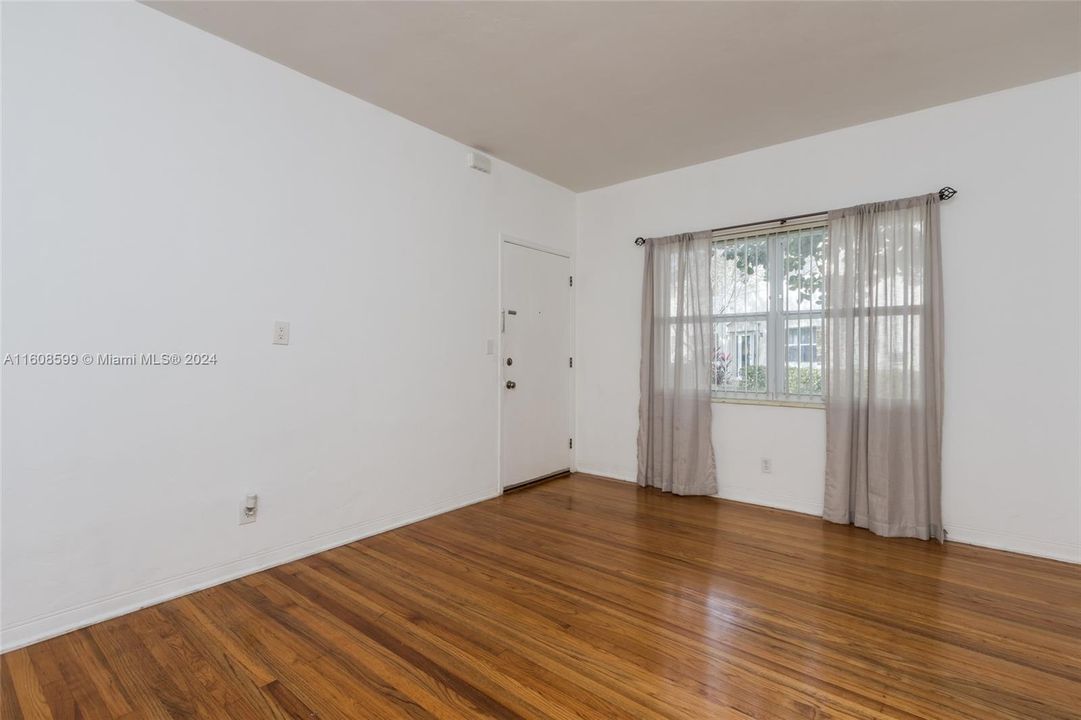 For Sale: $318,000 (2 beds, 1 baths, 846 Square Feet)