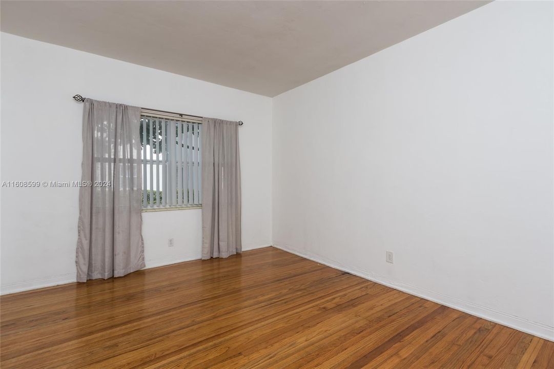 For Sale: $318,000 (2 beds, 1 baths, 846 Square Feet)