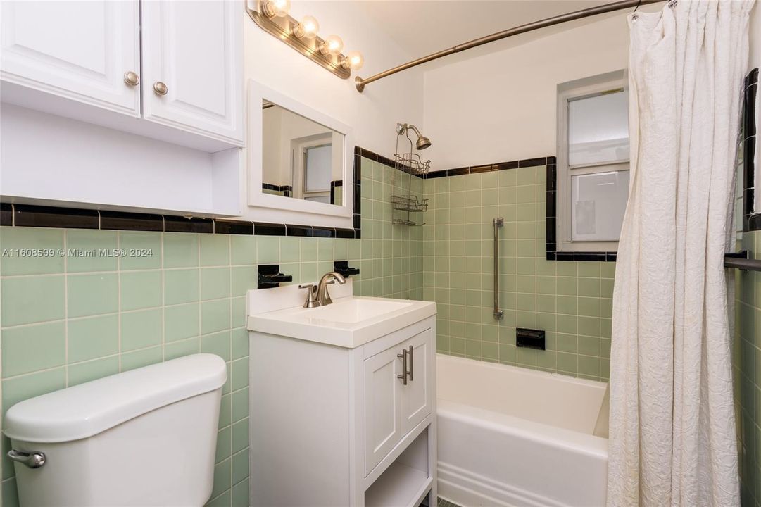For Sale: $318,000 (2 beds, 1 baths, 846 Square Feet)