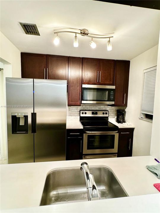 Active With Contract: $2,400 (2 beds, 1 baths, 890 Square Feet)