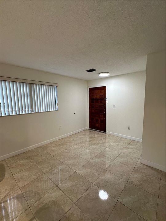 Active With Contract: $2,400 (2 beds, 1 baths, 890 Square Feet)