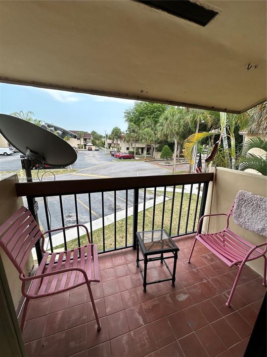 Active With Contract: $2,400 (2 beds, 1 baths, 890 Square Feet)