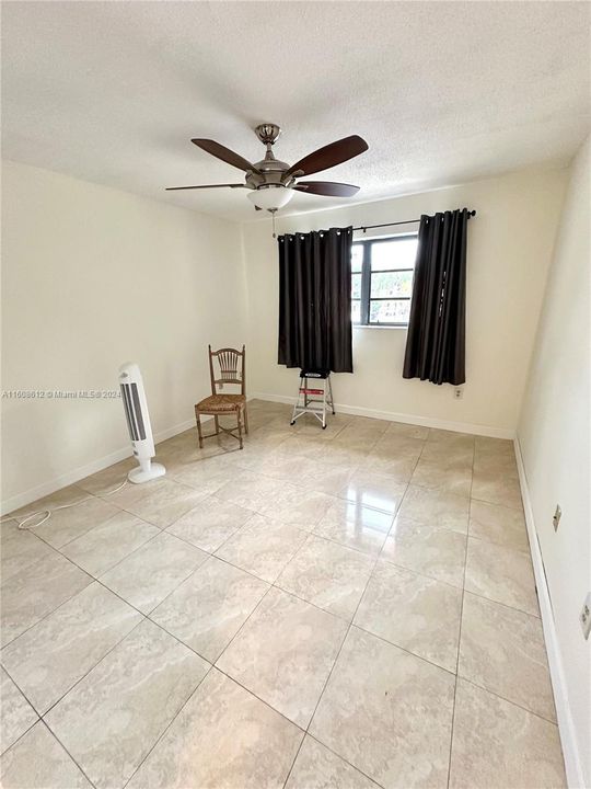 Active With Contract: $2,400 (2 beds, 1 baths, 890 Square Feet)