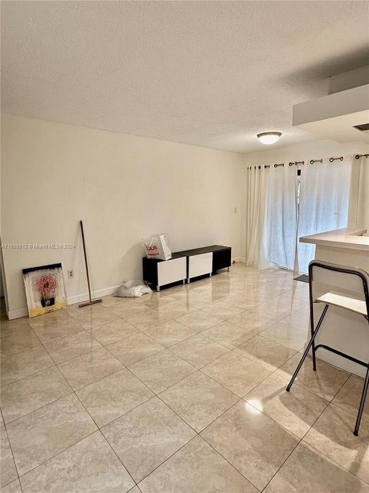 Active With Contract: $2,400 (2 beds, 1 baths, 890 Square Feet)