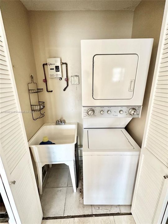 Active With Contract: $2,400 (2 beds, 1 baths, 890 Square Feet)