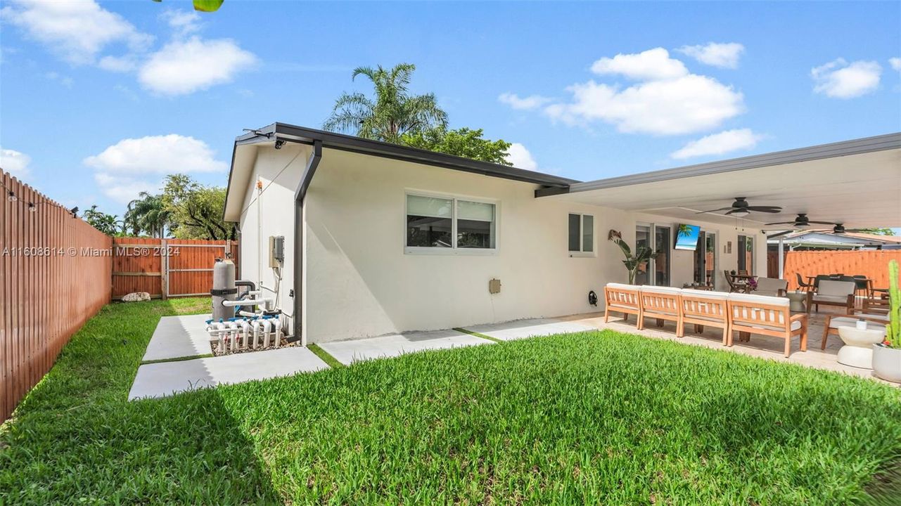 Recently Sold: $827,000 (3 beds, 2 baths, 1612 Square Feet)