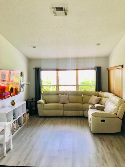 En Venta: $730,000 (3 camas, 2 baños, 2163 Pies cuadrados)