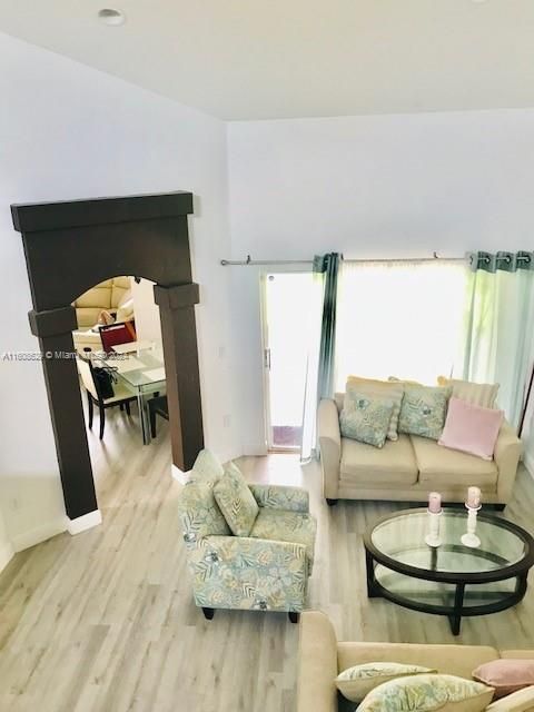 Recently Sold: $715,000 (3 beds, 2 baths, 2163 Square Feet)