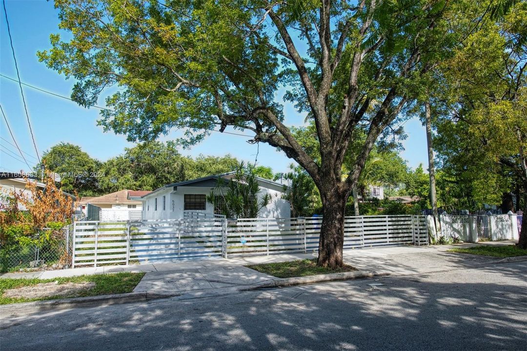 Recently Rented: $3,200 (2 beds, 1 baths, 980 Square Feet)