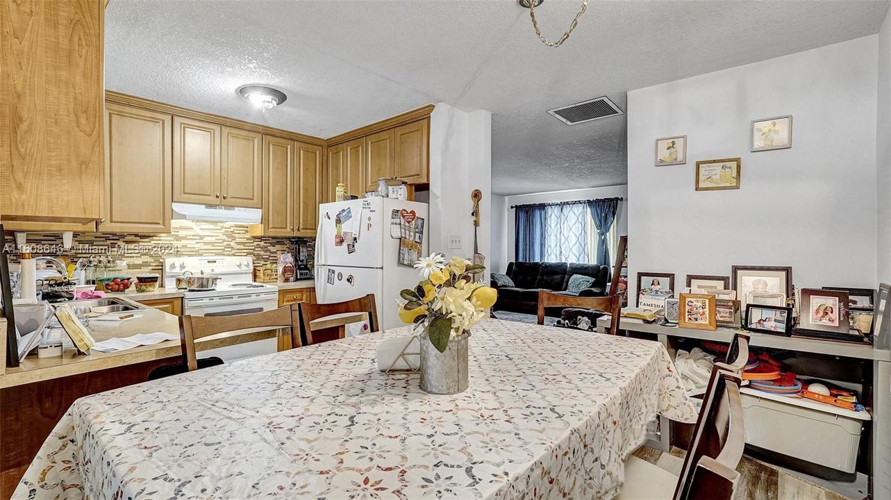 For Sale: $430,000 (2 beds, 1 baths, 1570 Square Feet)