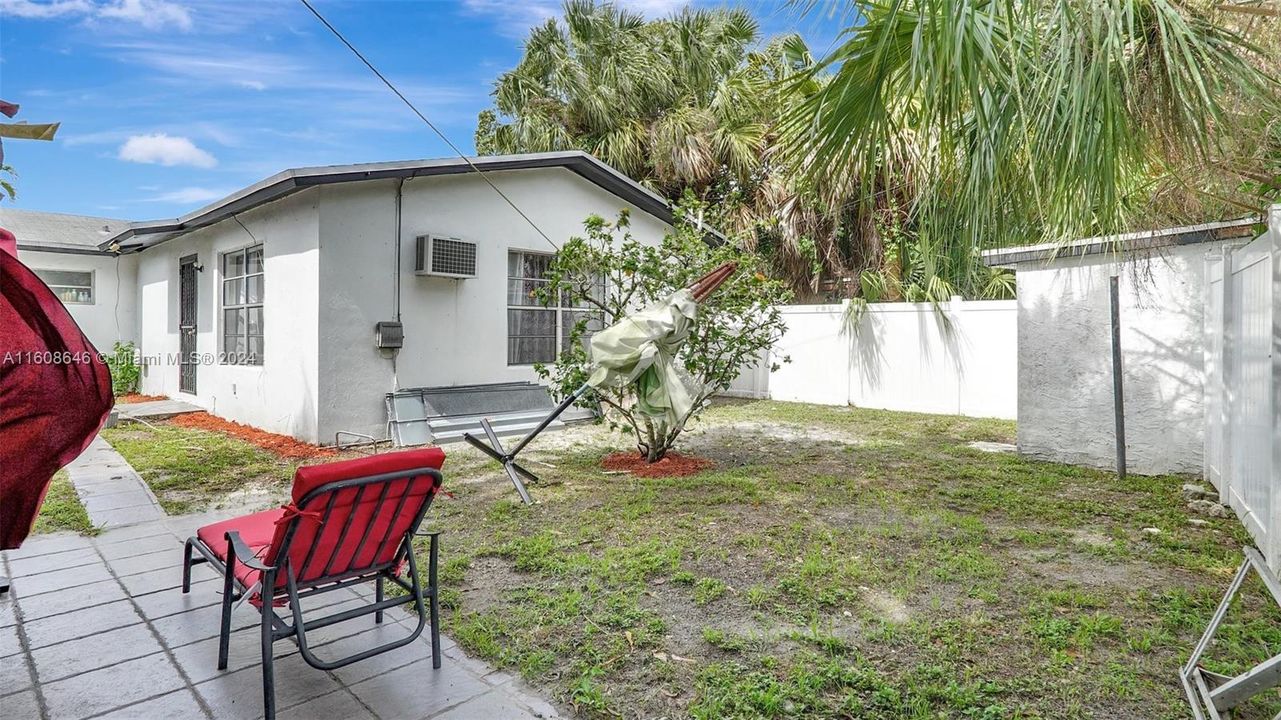 For Sale: $430,000 (2 beds, 1 baths, 1570 Square Feet)