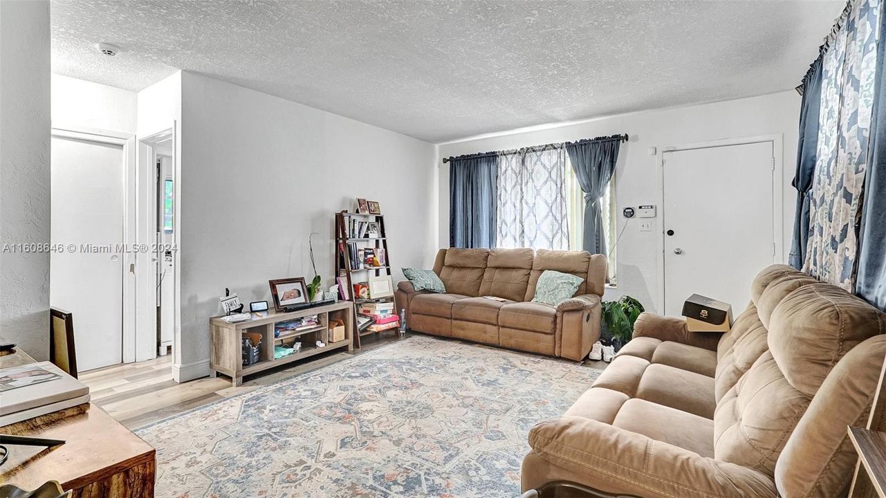 For Sale: $430,000 (2 beds, 1 baths, 1570 Square Feet)