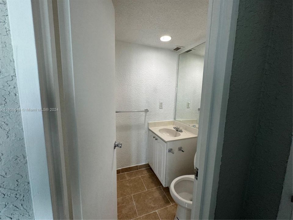 For Sale: $459,000 (1 beds, 1 baths, 905 Square Feet)