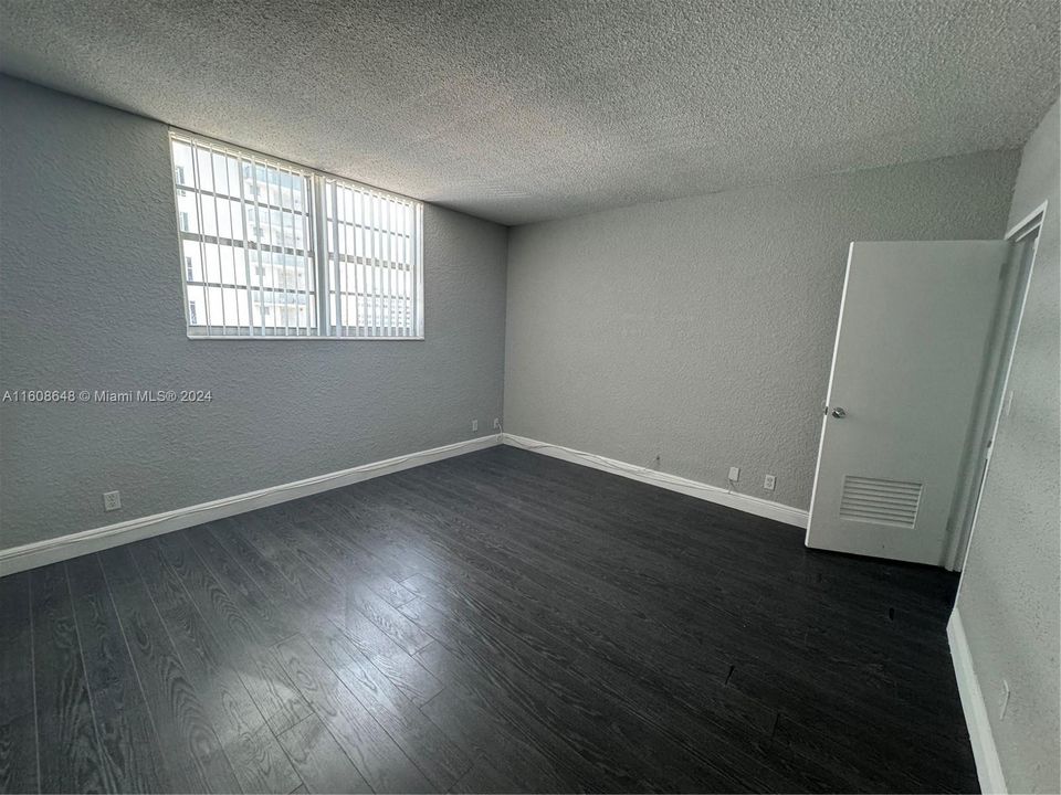 For Sale: $459,000 (1 beds, 1 baths, 905 Square Feet)