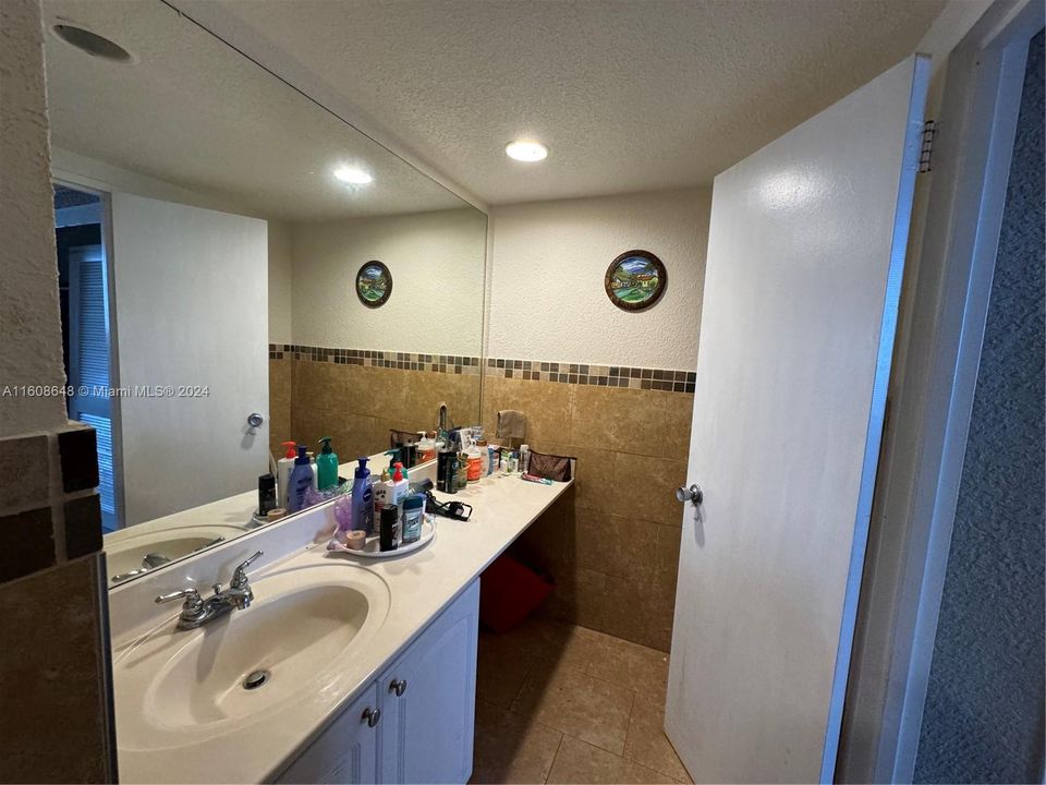 For Sale: $459,000 (1 beds, 1 baths, 905 Square Feet)