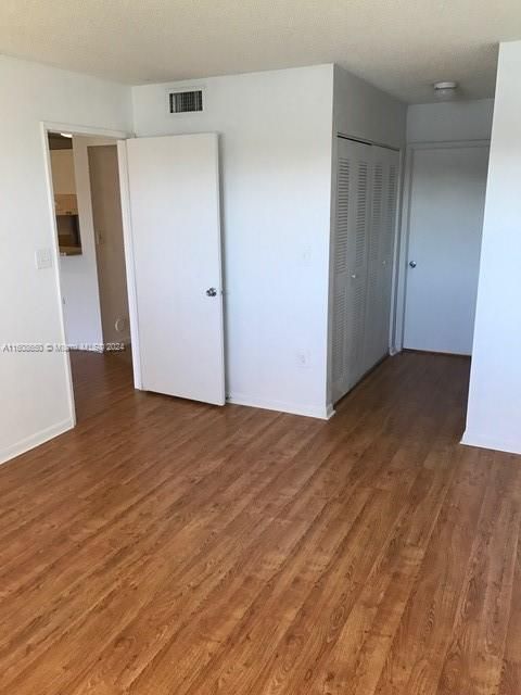 For Sale: $240,000 (1 beds, 1 baths, 744 Square Feet)