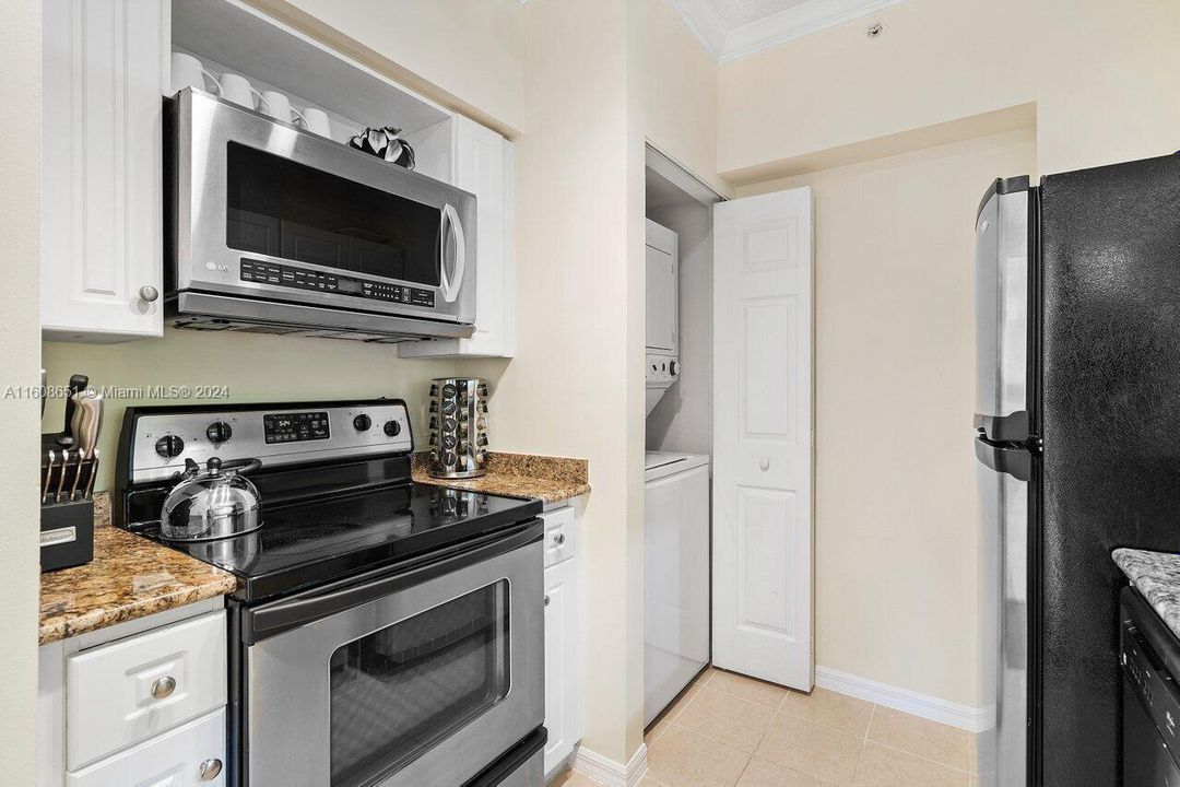 For Sale: $264,000 (1 beds, 1 baths, 696 Square Feet)