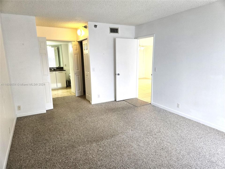 For Sale: $384,000 (1 beds, 2 baths, 1065 Square Feet)