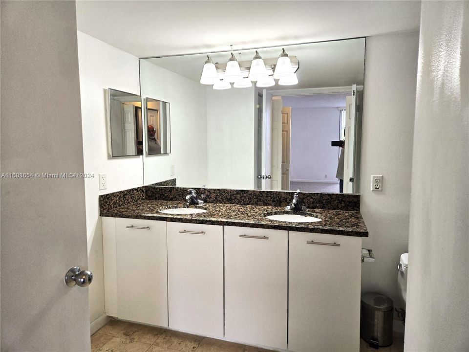 For Sale: $384,000 (1 beds, 2 baths, 1065 Square Feet)