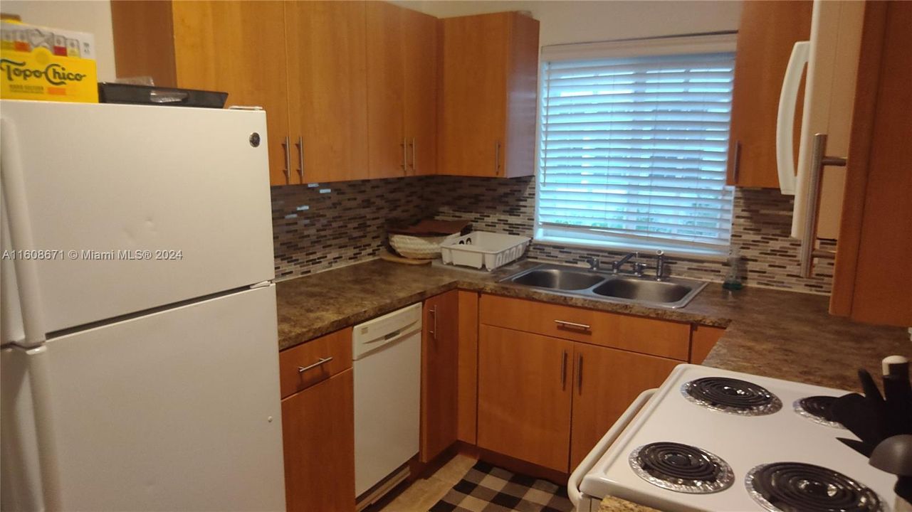 For Rent: $2,900 (2 beds, 1 baths, 1300 Square Feet)