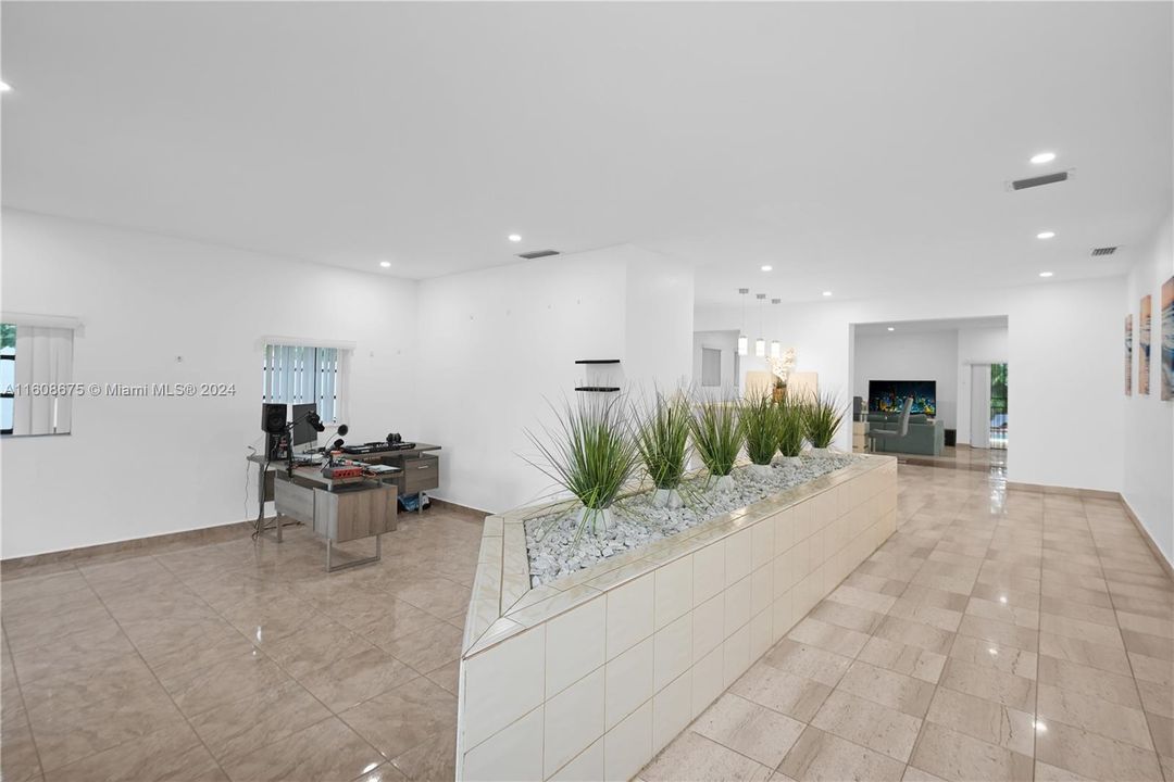 Recently Sold: $1,200,000 (2 beds, 3 baths, 1937 Square Feet)