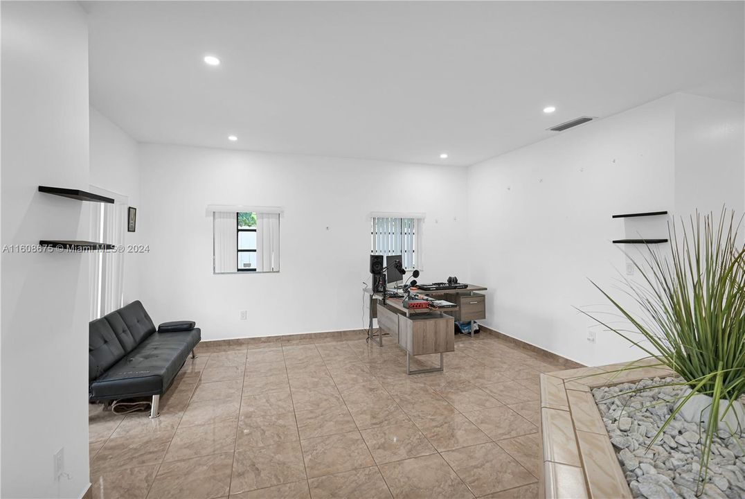 Recently Sold: $1,200,000 (2 beds, 3 baths, 1937 Square Feet)