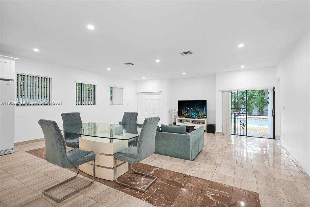 Recently Sold: $1,200,000 (2 beds, 3 baths, 1937 Square Feet)