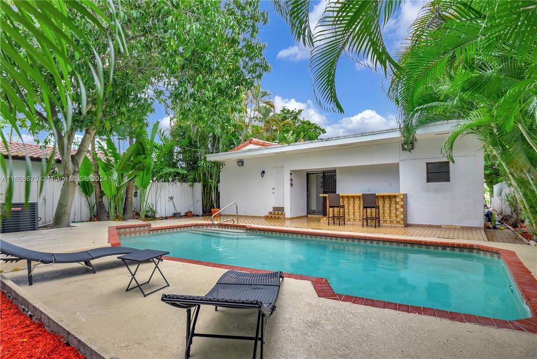 Recently Sold: $1,200,000 (2 beds, 3 baths, 1937 Square Feet)