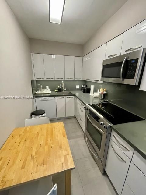 For Rent: $4,400 (2 beds, 2 baths, 960 Square Feet)