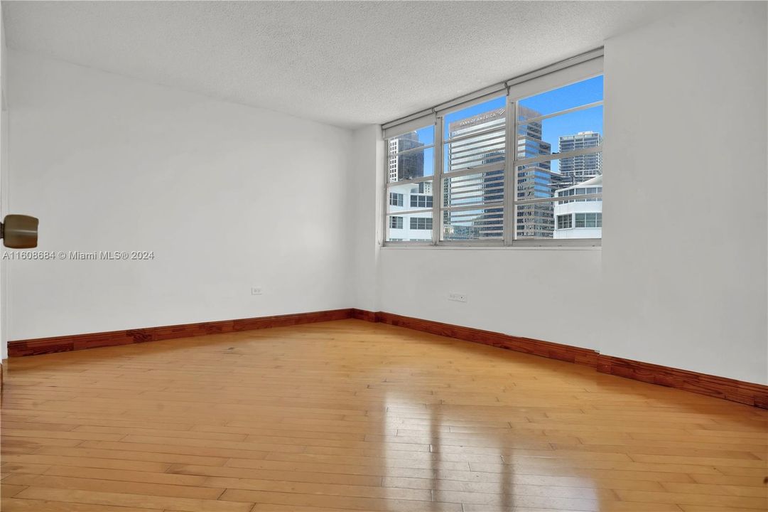 For Rent: $3,000 (1 beds, 1 baths, 990 Square Feet)