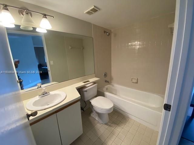 For Rent: $2,425 (2 beds, 2 baths, 1090 Square Feet)