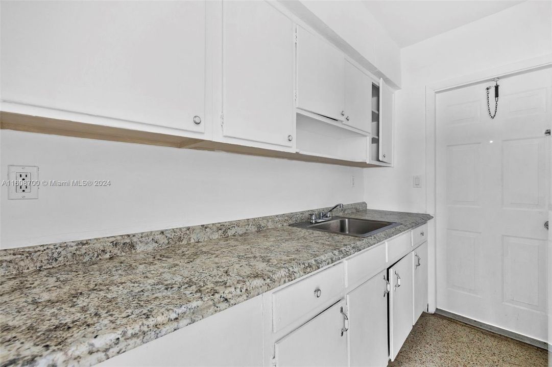 Recently Rented: $1,700 (2 beds, 1 baths, 800 Square Feet)