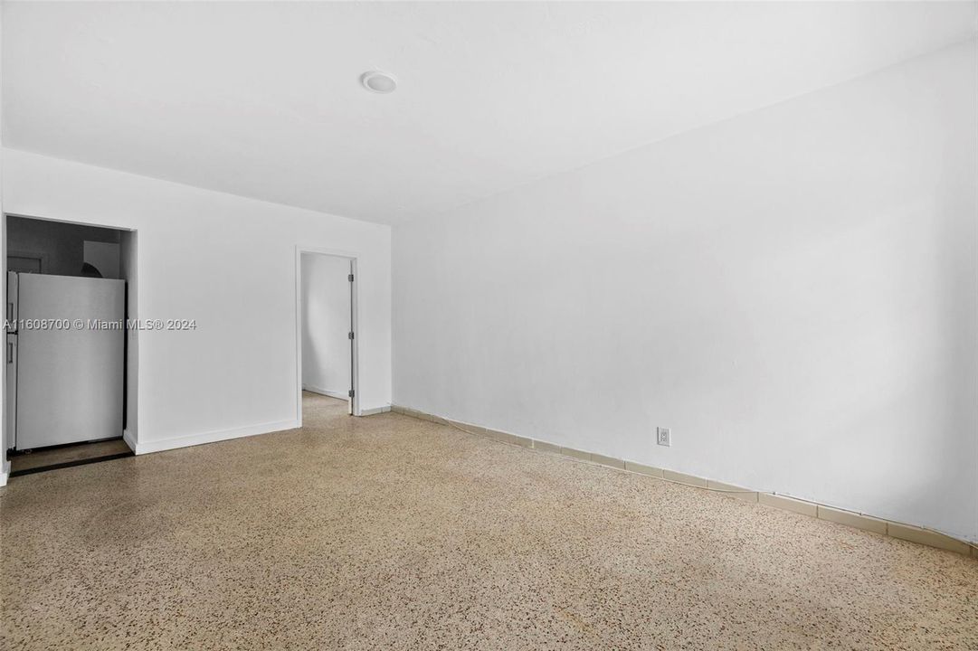 Active With Contract: $1,700 (2 beds, 1 baths, 800 Square Feet)