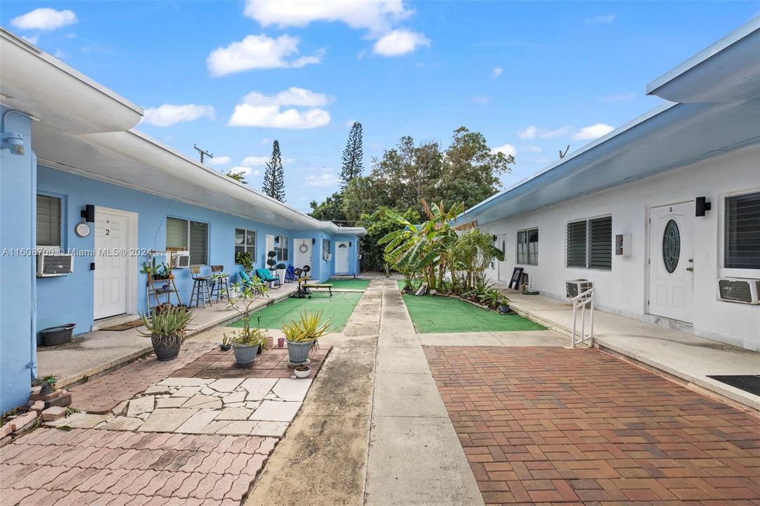 Active With Contract: $1,700 (2 beds, 1 baths, 800 Square Feet)