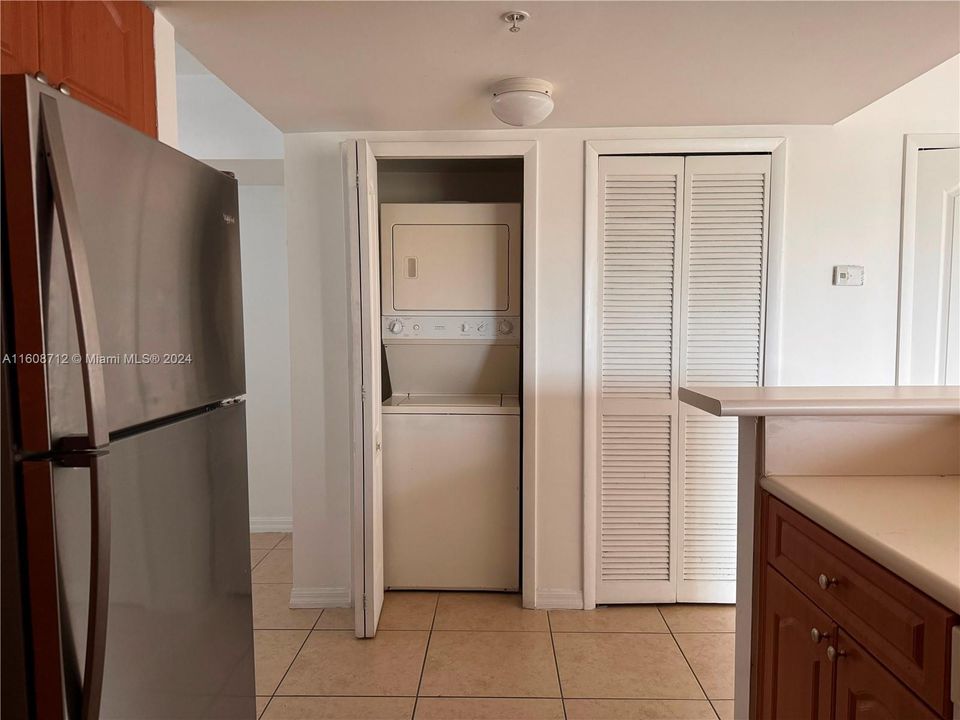 Active With Contract: $2,300 (1 beds, 1 baths, 786 Square Feet)