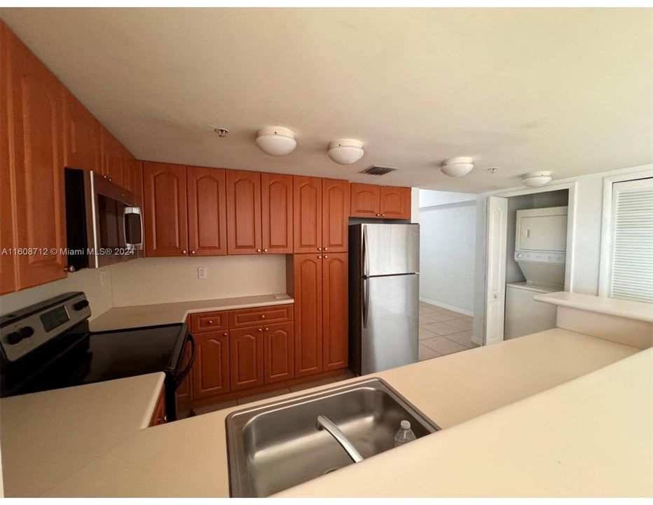 For Rent: $2,300 (1 beds, 1 baths, 786 Square Feet)