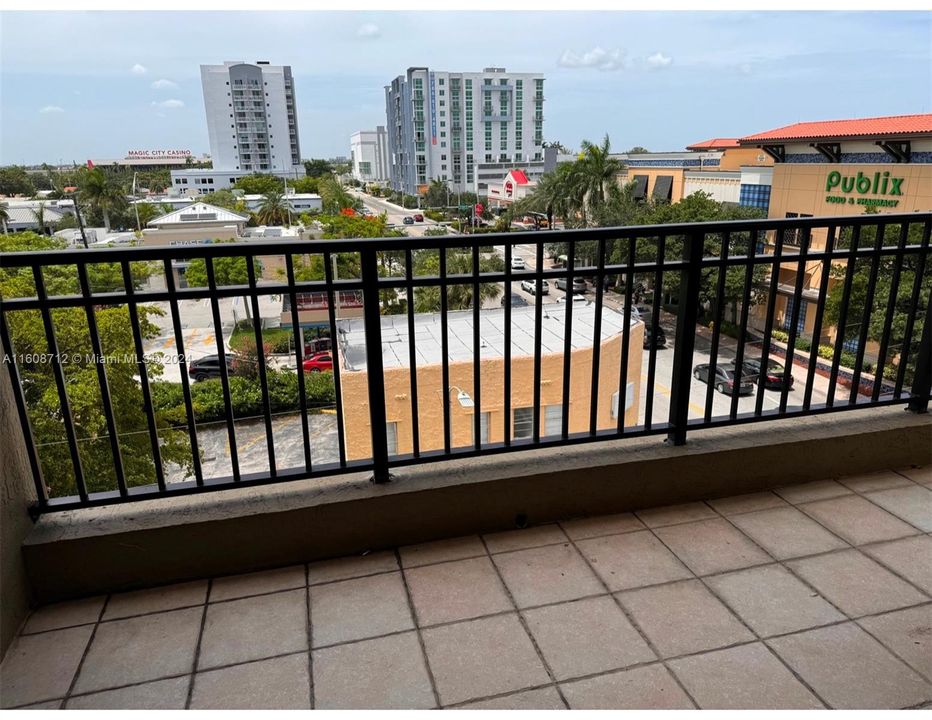 Active With Contract: $2,300 (1 beds, 1 baths, 786 Square Feet)