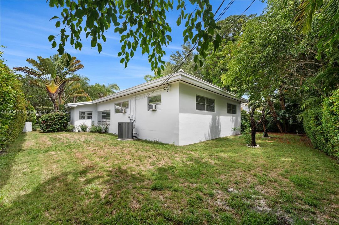 For Sale: $1,750,000 (3 beds, 2 baths, 2082 Square Feet)