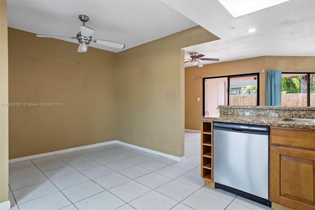 For Rent: $2,560 (3 beds, 2 baths, 1423 Square Feet)