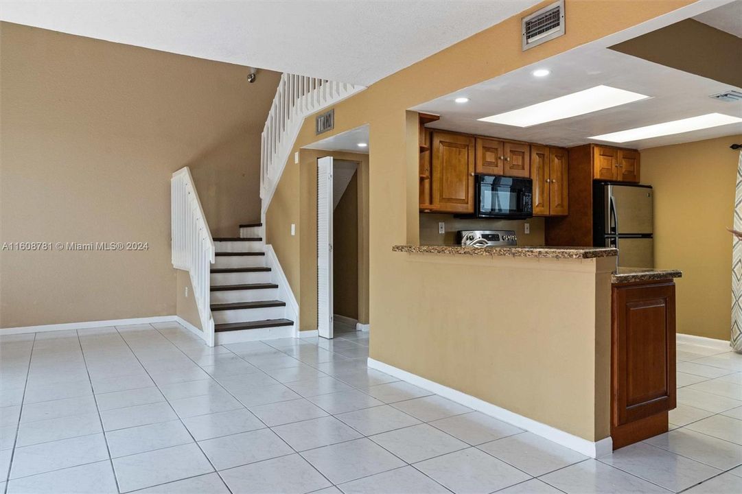 For Rent: $2,560 (3 beds, 2 baths, 1423 Square Feet)