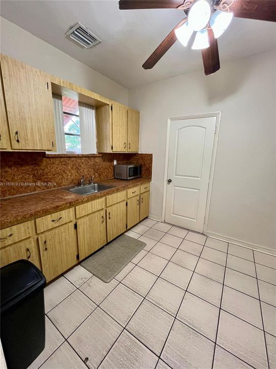 For Rent: $3,900 (3 beds, 1 baths, 2117 Square Feet)