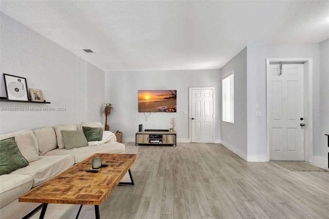 For Sale: $545,000 (3 beds, 2 baths, 1885 Square Feet)