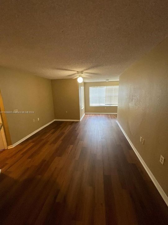 Active With Contract: $1,900 (2 beds, 1 baths, 909 Square Feet)