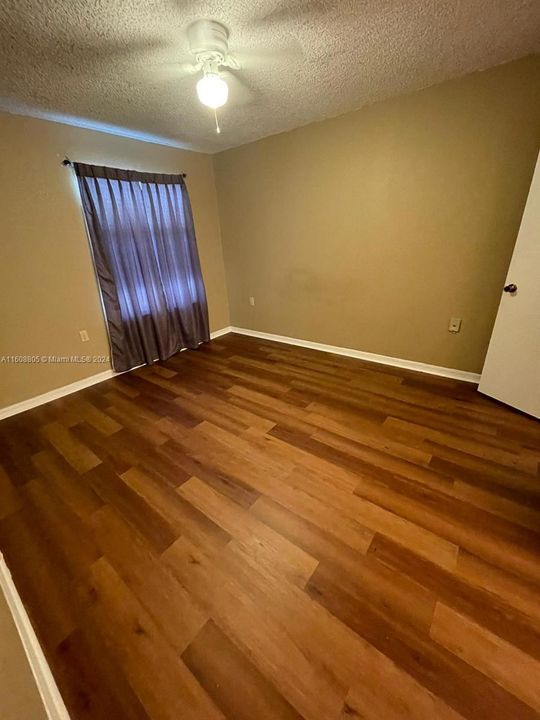 Active With Contract: $1,900 (2 beds, 1 baths, 909 Square Feet)