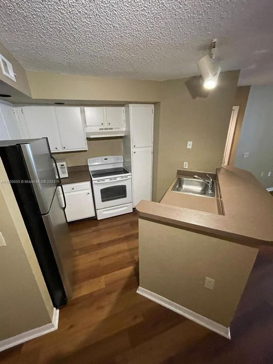 Active With Contract: $1,900 (2 beds, 1 baths, 909 Square Feet)