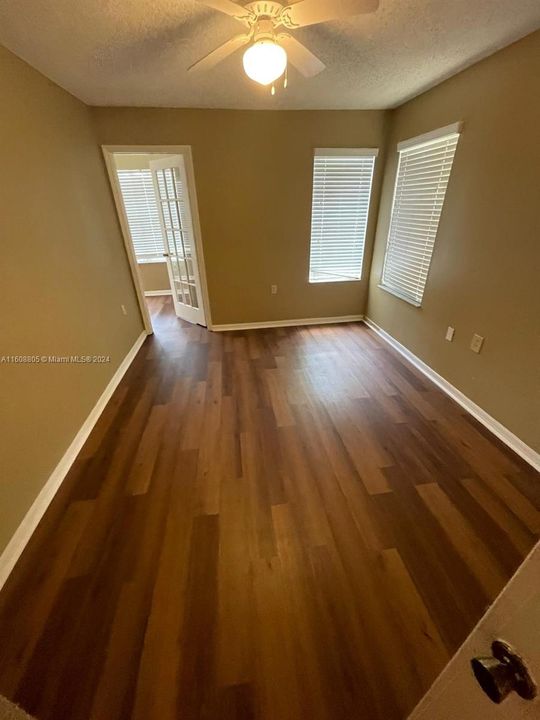Active With Contract: $1,900 (2 beds, 1 baths, 909 Square Feet)