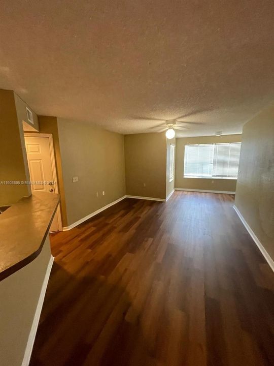 Active With Contract: $1,900 (2 beds, 1 baths, 909 Square Feet)